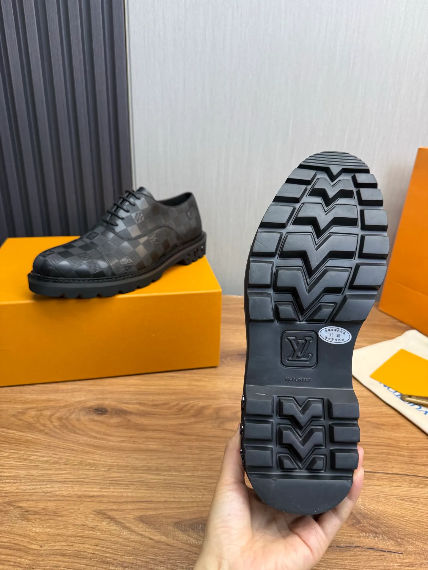 Men's shoes 💰900💰 LV. Men's casual lace-up leather shoes, the latest hot style 🔥 1:1 original purchase quality, top quality goods ⬆️The upper is imported open-edge beaded cowhide, cowhide, and cow suede. The hand-made three-dimensional stitching highlights the round toe design. The inner foot pads are all imported cowhide, with the original wear-resistant foam outsole, matching code 39-44, (38, 45 custom-made, non-refundable)